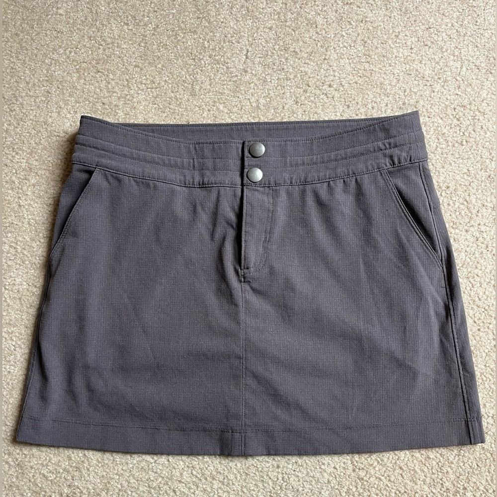 Prana women’s size 4 Athleisure lined skirt. Cute and stretchy!